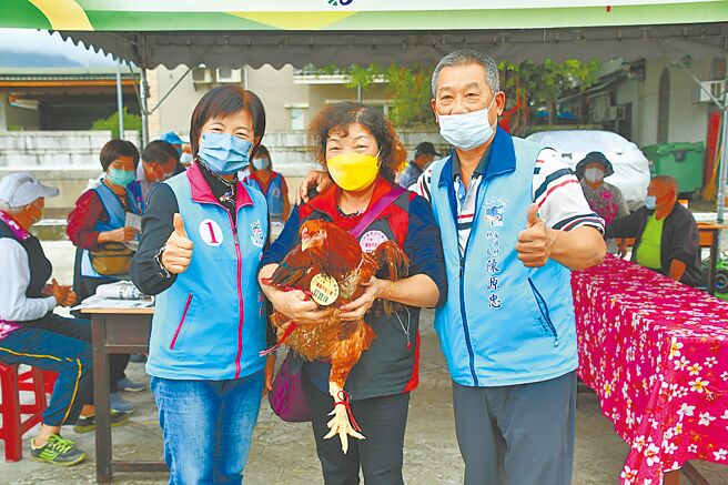 花莲县吉安乡举办「阉鸡秤重比赛」，今年由永兴村长夫人郭宝珠（中）的鸡只以13斤9两夺下冠军。（吉安乡公所提供／罗亦晽花莲传真）