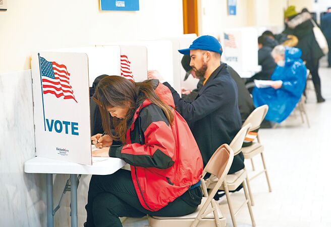 11月8日，選民在美國加利福尼亞州舊金山的一處投票點參加期中選舉投票。（新華社）