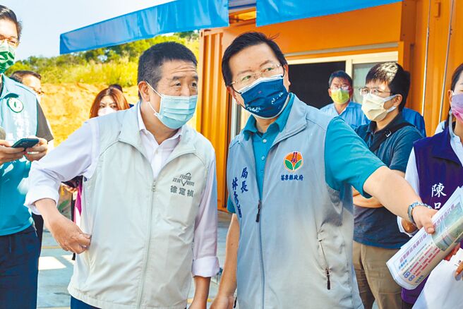 针对对手锺东锦砂石争议不断，民进党苗栗县长候选人徐定祯（左）9日表示，锺是「多行不义必自毙」，要锺好好接受大眾检视不要逃避。（徐定祯竞选总部提供／李京升苗栗传真）