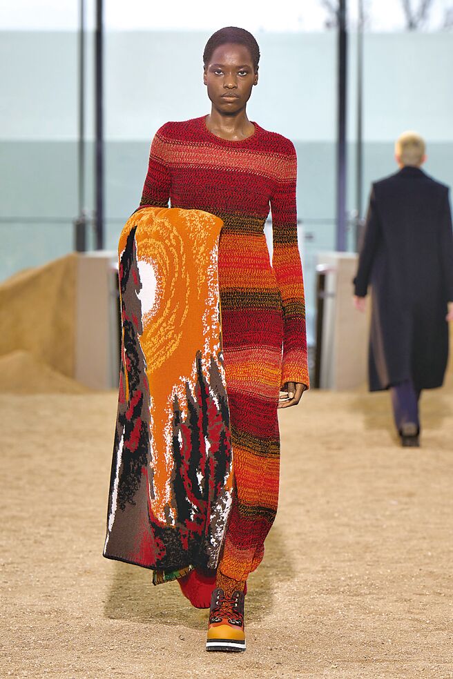 SOGO忠孝馆Chloe红色渐层针织连身裙，7万4600元。（SOGO提供）