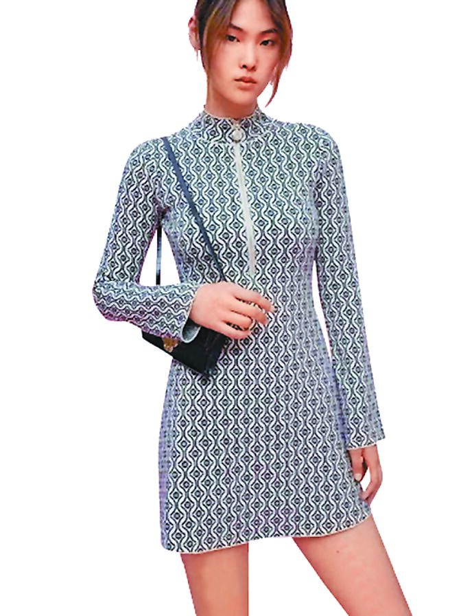 SOGO復兴馆maje针织图腾短洋装，1万1790元。（SOGO提供）