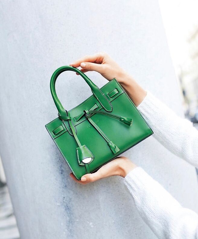 SOGO忠孝馆PELLE CC Boldrini Selleria 1959混色迷你托特小牛皮包，原价1万8800元，特价1万5980元。（SOGO提供）