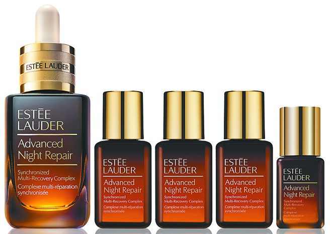 SOGO忠孝馆11月10日限日ESTEE LAUDER特润修护囤货组－特润超导全方位修护露50ml正货＋15mlＸ3+7ml，价值8560元，优惠价3780元，限量500组。（SOGO提供）