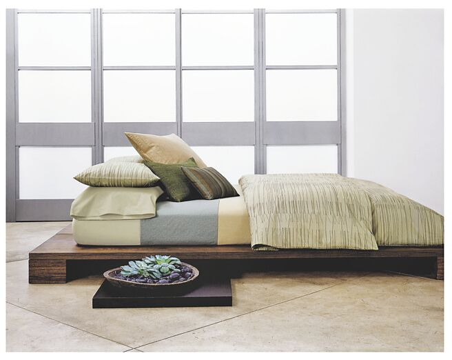 SOGO忠孝馆Calvin Klein home CALVIN KLEIN Sanded Lines双人四件式床包组＋德国Advansa抗菌防螨双人冬被，原价3万1600元/组， 特价1万800元，赠CK超细纤维枕壹对，限量20组。（SOGO提供）