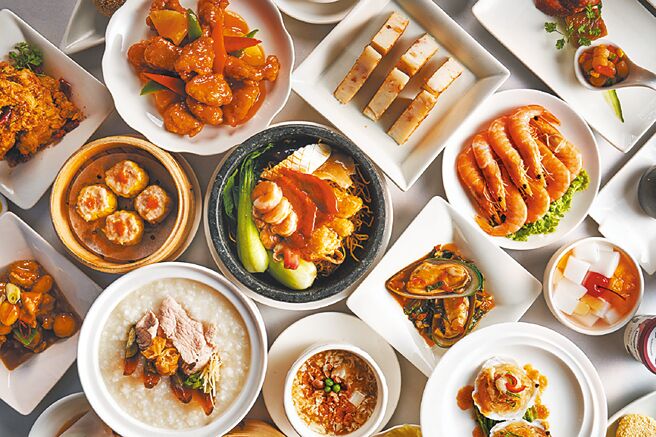 延续旅展买气，饭店业者持续祭优惠抢双11商机。福华集团将线上旅展延长至11日，可抢购热销的福华连锁住宿券、台北福华大饭店1泊2食住宿券及各式餐券（见图），票券最低24折起，还有卡友满额礼。（福华大饭店提供）