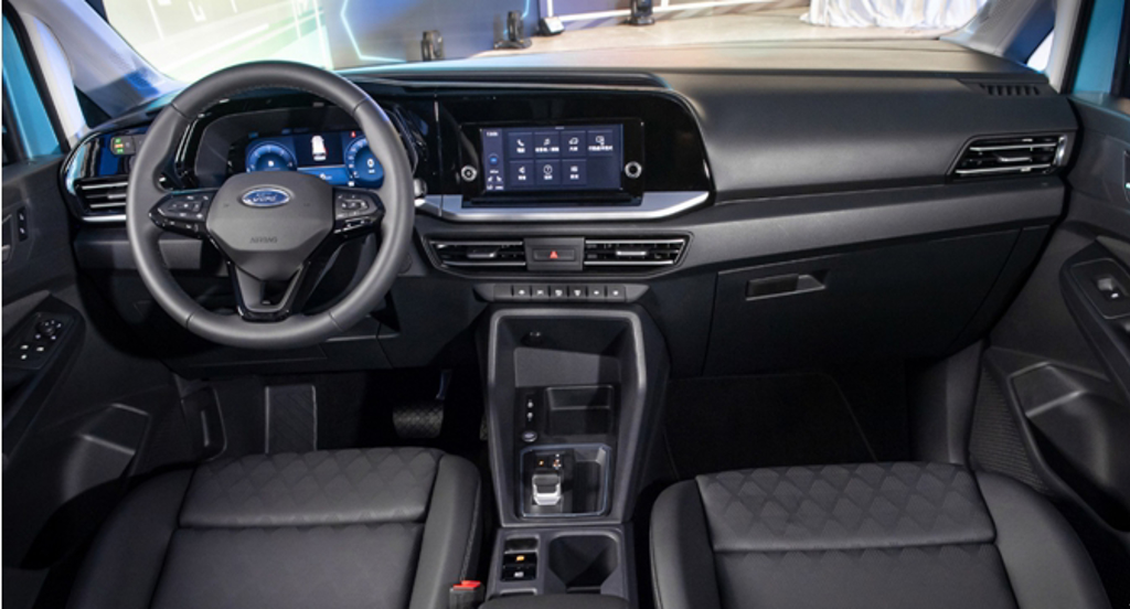 便捷與實用兼具的座艙格局是The All-New Ford Tourneo Connect旅玩家最大亮點，其配置全新10.25吋數位化儀錶板，搭配8.25吋娛樂通訊整合系統，同步支援Apple CarPlay®及Android Auto™，整體以簡約新風貌帶來更人性化的體驗。 (圖/Ford提供)