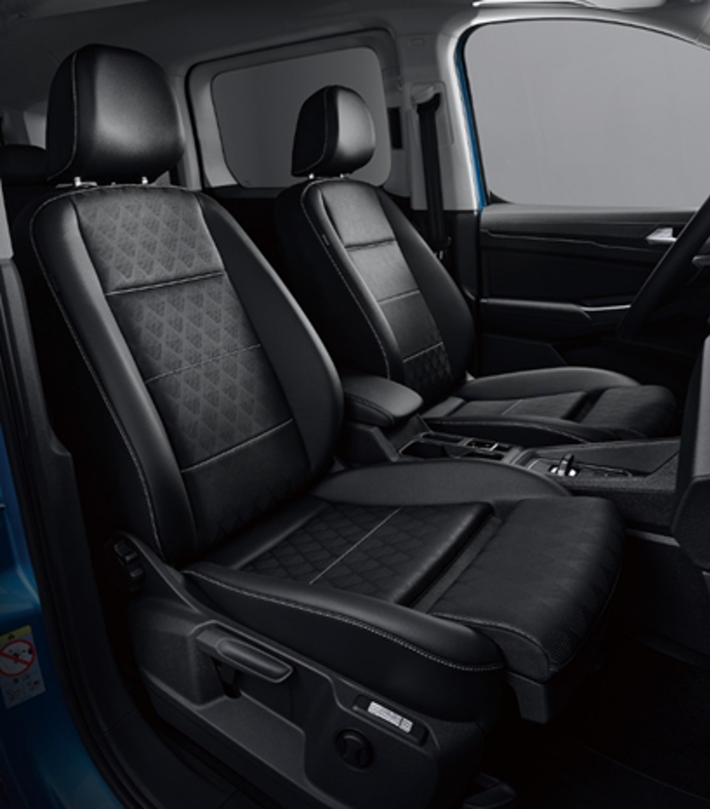 The All-New Ford Tourneo Connect雙前座均導入AGR認證雙前座人體工學座椅，搭配第二、三排後座獨立出風口，以及Easy Open 2.0輕量化雙側滑門（含車門緊閉輔助系統），讓乘客享有最佳化的乘坐舒適性及上下車便利性。 (圖/Ford提供)
