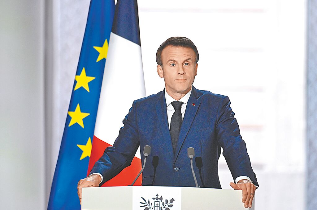 法國總統馬克宏9日發表新版《國家戰略報告》，將中、俄列為主要對手，並提及台海現況。他強調，法國此刻必須具有備戰心態，應對可能出現的高強度衝突。圖為法國總統馬克宏發表就職演說。（新華社）