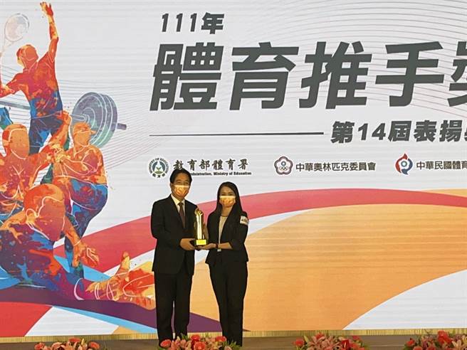 111年体育推手奖，国泰人寿副总凃薏如代表出席领奖。(国泰金控提供)