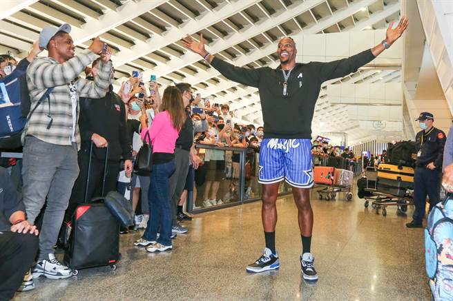 前NBA球星「魔兽」霍华10日深夜飞抵桃园机场，大批球迷热情接机，他将以超过20万美元的月薪加盟T1职篮联盟的桃园云豹队，预定19日首次出赛。（陈麒全摄）