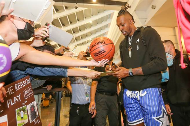 前NBA球星「魔兽」霍华10日深夜飞抵桃园机场，大批球迷热情接机，他将以超过20万美元的月薪加盟T1职篮联盟的桃园云豹队，预定19日首次出赛。（陈麒全摄）