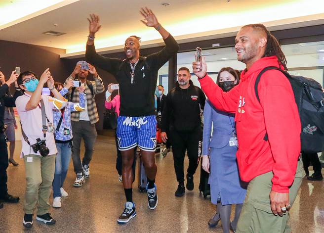 前NBA球星「魔兽」霍华10日深夜飞抵桃园机场，大批球迷热情接机，他将以超过20万美元的月薪加盟T1职篮联盟的桃园云豹队，预定19日首次出赛。（陈麒全摄）