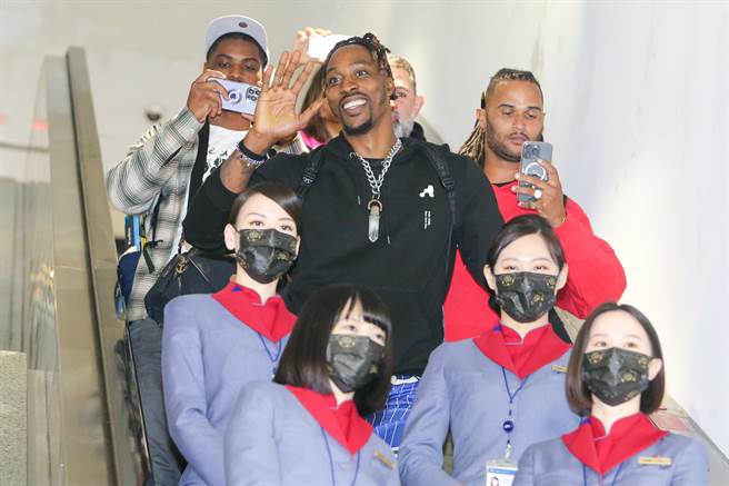 前NBA球星「魔兽」霍华10日深夜飞抵桃园机场，大批球迷热情接机，他将以超过20万美元的月薪加盟T1职篮联盟的桃园云豹队，预定19日首次出赛。（陈麒全摄）