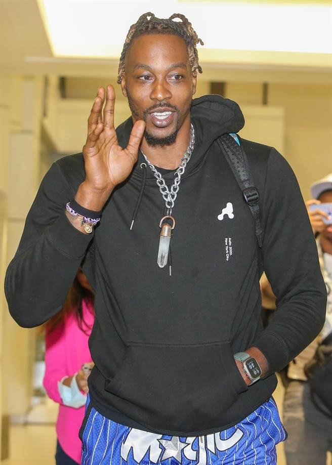 前NBA球星「魔兽」霍华10日深夜飞抵桃园机场，大批球迷热情接机，他将以超过20万美元的月薪加盟T1职篮联盟的桃园云豹队，预定19日首次出赛。（陈麒全摄）