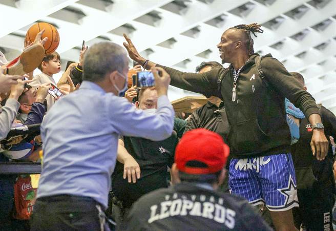 前NBA球星「魔兽」霍华10日深夜飞抵桃园机场，大批球迷热情接机，他将以超过20万美元的月薪加盟T1职篮联盟的桃园云豹队，预定19日首次出赛。（陈麒全摄）