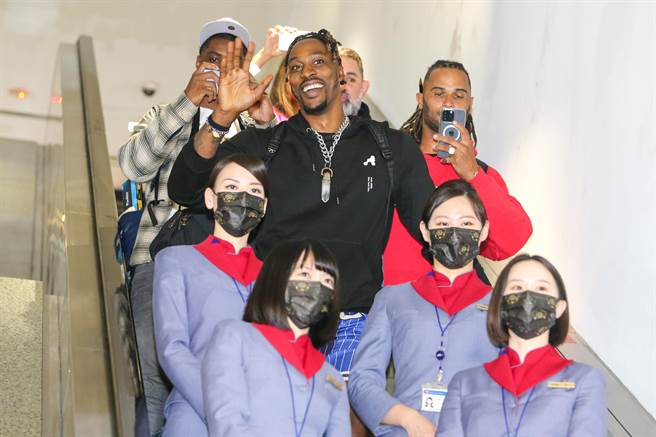 前NBA球星「魔兽」霍华10日深夜飞抵桃园机场，大批球迷热情接机，他将以超过20万美元的月薪加盟T1职篮联盟的桃园云豹队，预定19日首次出赛。（陈麒全摄）