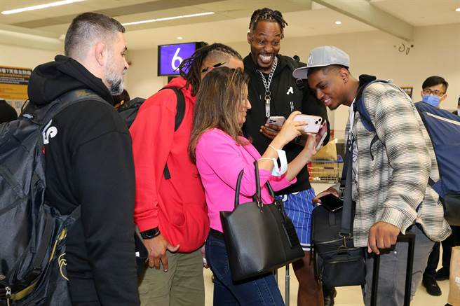 霍华开心地观看有关自己抵台的直播新闻。（陈麒全摄）