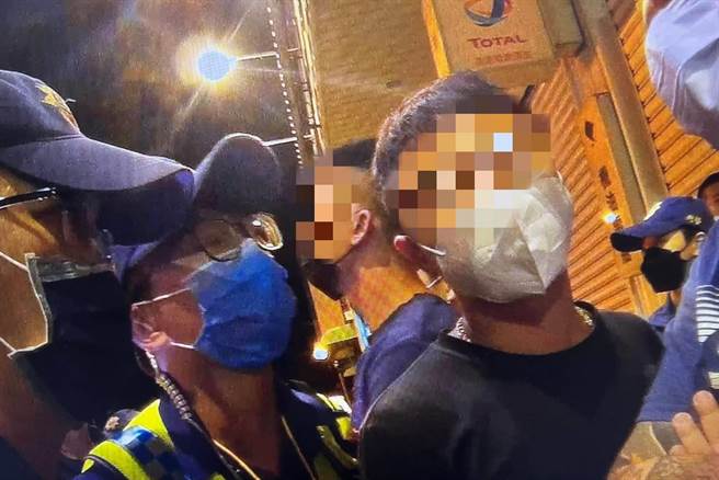 24歲江姓男子攜帶玩具槍參加造勢活動，不服盤查被警方逮捕送辦。（翻攝畫面／蔡明亘桃園傳真）