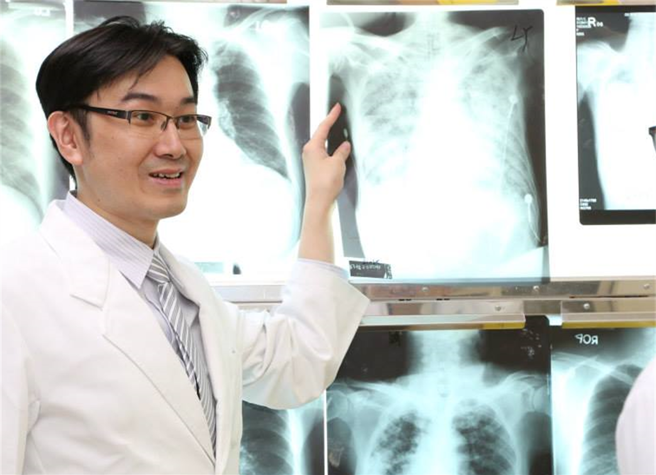 自己的学弟变成侧翼网军，重症医师苏一峰感慨「可能是我害的」。(图／苏一峰脸书)