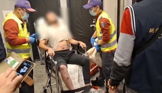 该诈骗集团手段凶残，被害人如不听话就会被电击菸烫，有人被救出时全身是伤，只能靠轮椅代步。（图／翻摄画面）