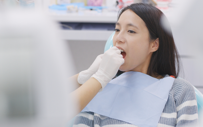 拔牙舌头被钻洞，妹子痛到崩溃。（图／shutterstock）