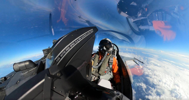 空军各型战机在花莲佳山基地进行为期五天战术总验收竞赛，各项目王牌飞行员将在今天出炉。(青年日报提供)