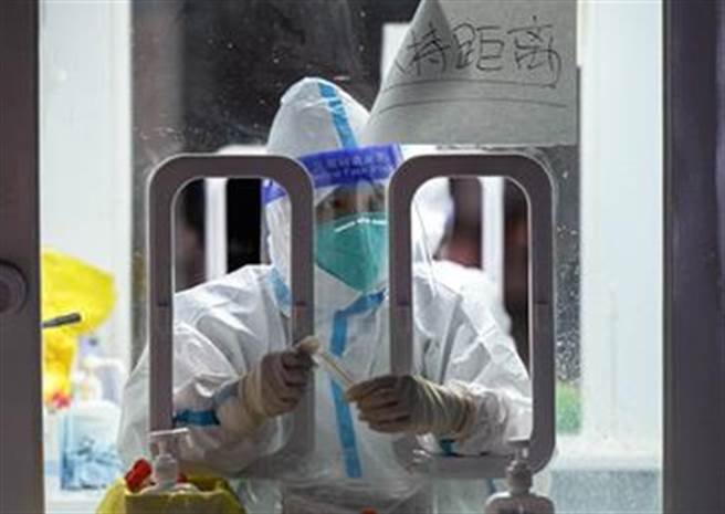 廣州疫情嚴重海珠區11日至13日強化社區管控，所有市民居家大眾運輸暫停服務。（觀察者網）