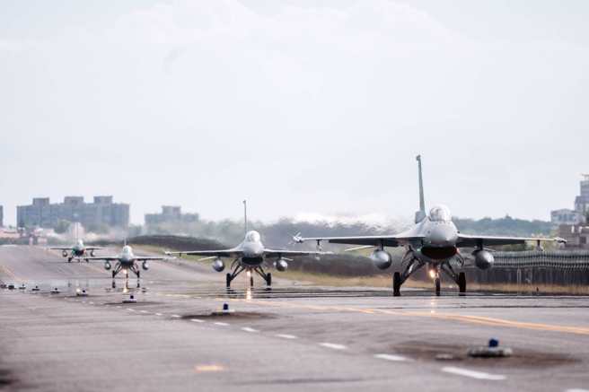 空军各型战机在花莲佳山基地进行为期五天战术总验收竞赛，图为第四联队F-16战机。(青年日报提供)
