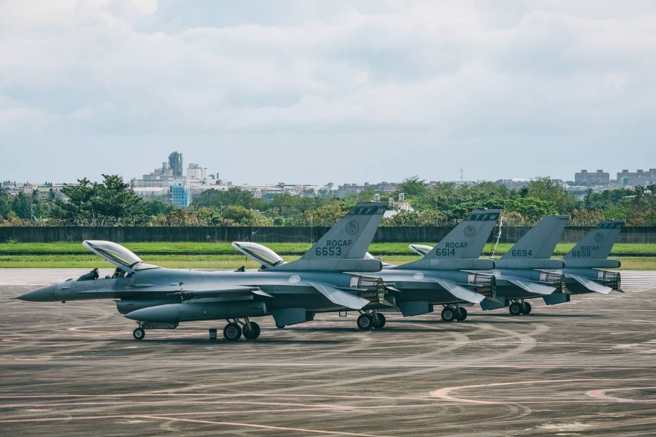 空军各型战机在花莲佳山基地进行为期五天战术总验收竞赛，图为第四联队F-16战机。(青年日报提供)