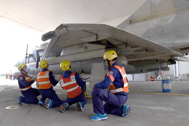 空军各型战机在花莲佳山基地进行为期五天战术总验收竞赛，图为武挂小组正为幻象战机挂弹。(青年日报提供)