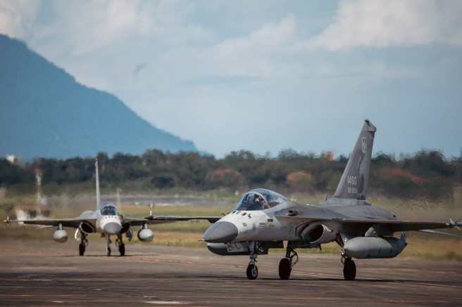 空军各型战机在花莲佳山基地进行为期五天战术总验收竞赛，图为第一联队IDF战机。(青年日报提供)