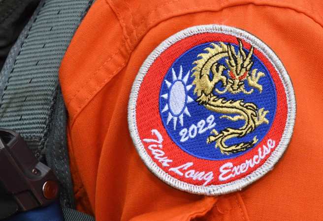 空军各型战机在花莲佳山基地进行为期五天战术总验收竞赛，所有飞行员均配戴专属竞赛臂章。(青年日报提供)