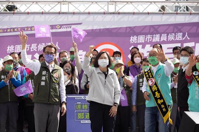 身兼民进党主席的总统蔡英文（中）、民进党桃园市长候选人郑运鹏（左）。（资料照／吕筱蝉摄）