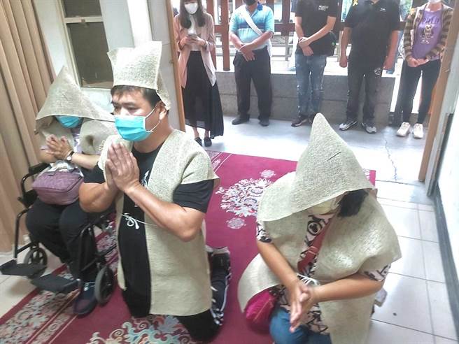 韓世傑帶著有中度智障的姐姐和妹妹，送母親最後一程。（民眾提供／楊舒婷高雄傳真）