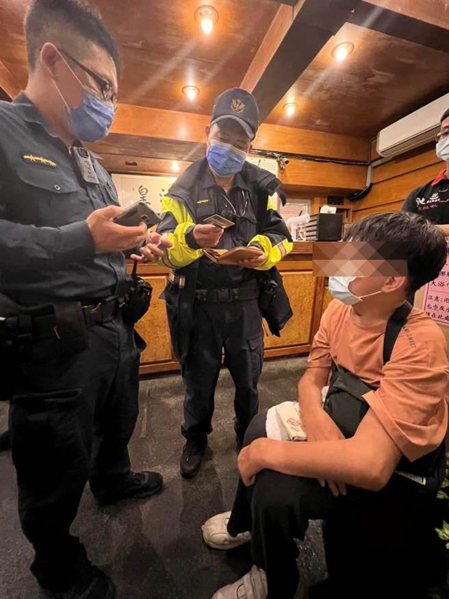 男子冒充女性混入北投女汤屋，还拿假证件给警察。（翻摄网路）