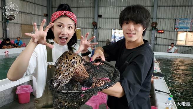  李千娜（左）分享妈妈爱钓虾，透过录影翻转了对钓虾的印象。（八大提供）