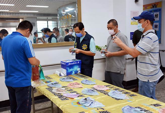屏警破获选举赌盘，起获大笔现金。(林和生摄)