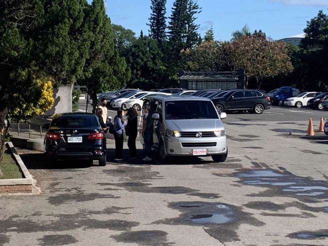 15名家属搭车抵达花莲地院。（王志伟摄）