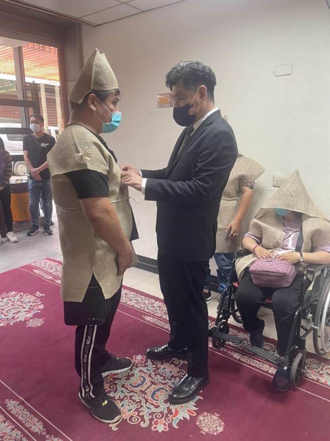 陳紀孝為韓世傑打理喪服。（民眾提供／楊舒婷高雄傳真）