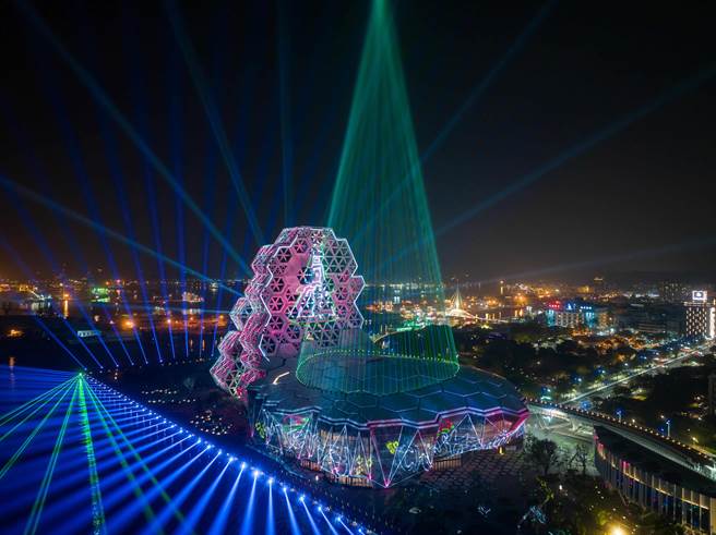 高雄市政府于11日释出试灯画面，预告爱河湾将再度化身全台最大圣诞光影展演舞台。（高市文化局提供／杨舒婷高雄传真）