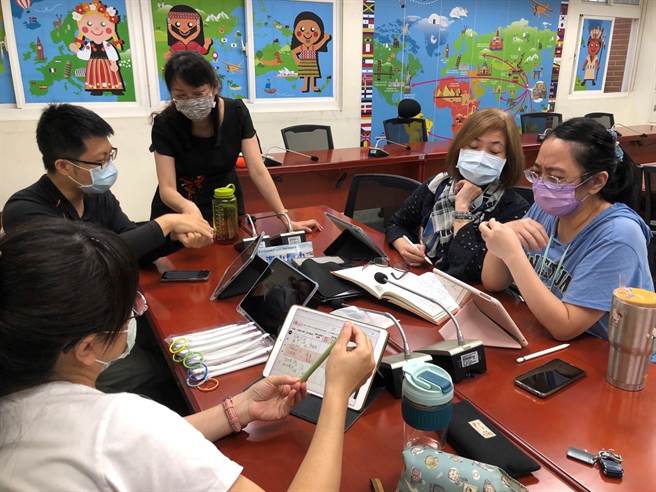 新北市学校本位国际教育精进计画（SIEP）跨校社群，在讲师带领下，提升教师国际教育专业知能。（新北市教育局提供）