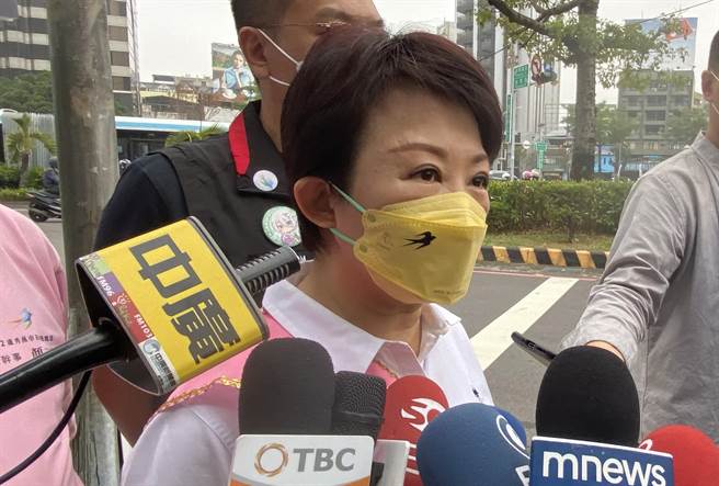 台中市长卢秀燕11日展开首站路口拜票，她表示，在她上任台中市长后，空品不良日从1年的70至80天不等，降到仅约20天，已大幅改善。（陈淑芬摄）