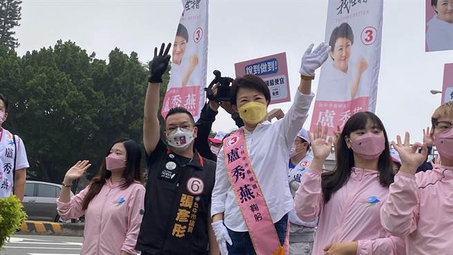 台中市长卢秀燕11日展开首站路口拜票，她表示，在她上任台中市长后，空品不良日从1年的70至80天不等，降到仅约20天，已大幅改善。（陈淑芬摄）