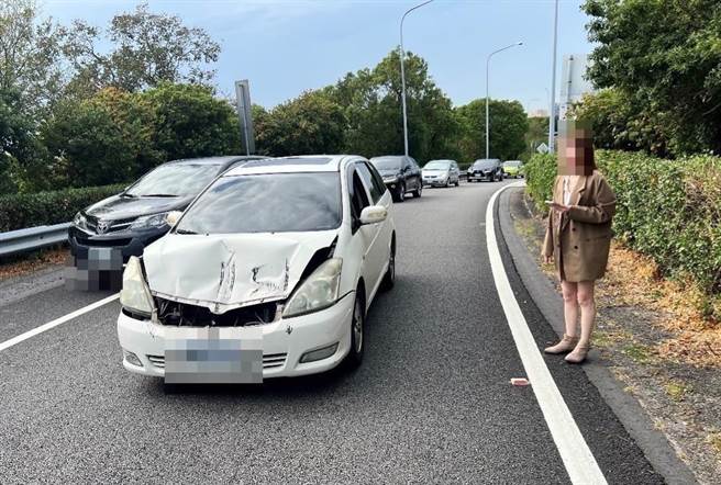 交通警察前往查看，發現一名年輕女性駕駛站路肩、很驚慌，當時車流量大，而自小客車則停在下匝道處，驚險萬分。（台中市警察局提供／張妍溱台中傳真）