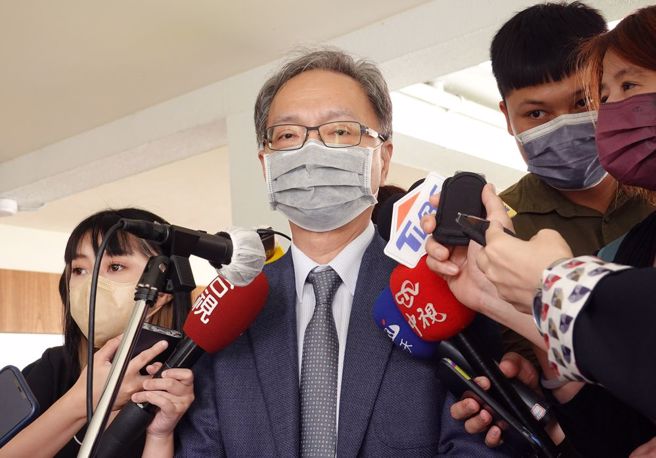 卫福部长薛瑞元11日前往立法院备询并受访。（姚志平摄）