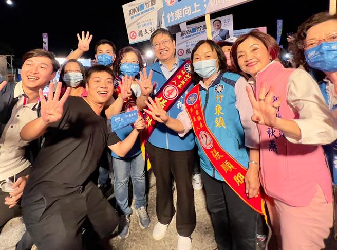 国民党新竹县长候选人杨文科（右二）前往竹东二重埔夜市扫街拜票，不少年轻人也上前与杨文科合影。（杨文科团队提供／邱立雅竹县传真）
