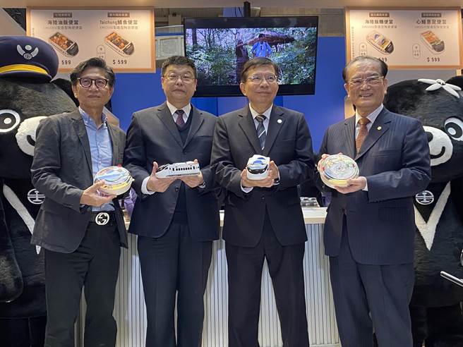 交通部长王国材（右2）、台铁局长杜微（左2）11日出席第7届铁路便当节。（陈佑诚摄）