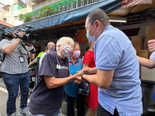 一名90几岁的老妇人亲自走出来迎接。（李奇叡摄）