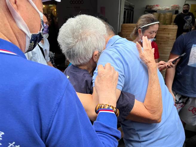 两人开心拥抱，场面十分感人。（李奇叡摄）