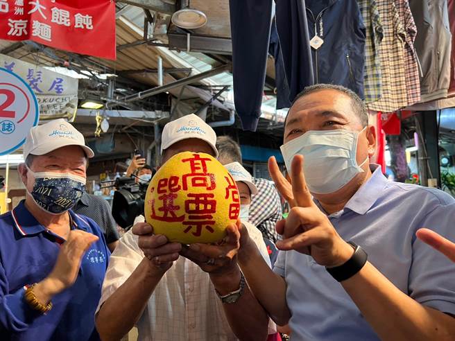 有人拿出写着「高票当选」的柚子，让侯友宜乐开怀。（李奇叡摄）